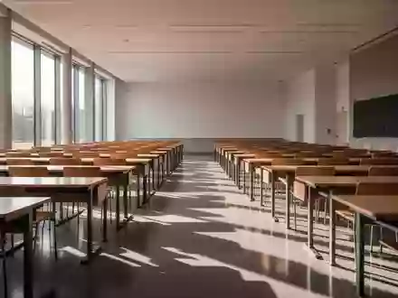 Ein leerer, modern gestalteter Hörsaal mit Reihen von Schreibtischen und Stühlen bei natürlichem Lichteinfall. - Foto: über boerse-global.de