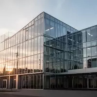 Moderne Büroarchitektur in Köln bei Tageslicht mit klaren Linien und Glasfassade. - Foto: über boerse-global.de