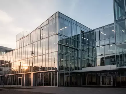 Moderne Büroarchitektur in Köln bei Tageslicht mit klaren Linien und Glasfassade. - Foto: über boerse-global.de