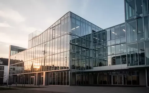 Moderne Büroarchitektur in Köln bei Tageslicht mit klaren Linien und Glasfassade. - Foto: über boerse-global.de