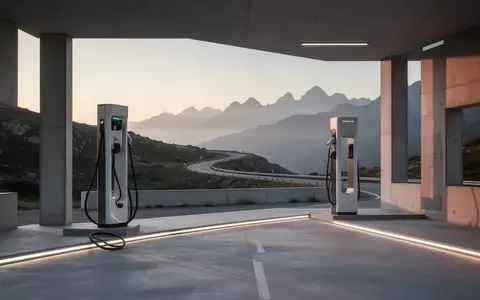Eine moderne Ladestation für Elektroautos vor einer weitläufigen Gebirgslandschaft bei Sonnenuntergang. - Foto: über boerse-global.de