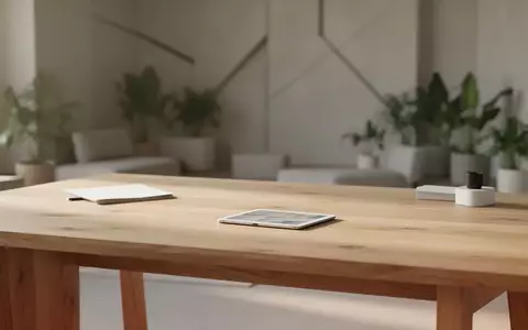 Ein minimalistischer, heller Arbeitsplatz mit Holztisch in einer modernen, aufgeräumten Umgebung bei Tageslicht. - Foto: über boerse-global.de