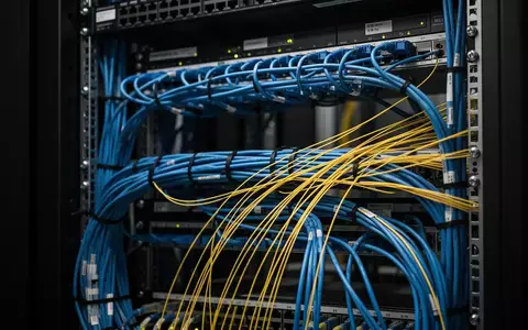 Ordentlich verlegte Kupfer- und Glasfaserkabel in einem modernen Verteilerschrank in einer Industrieumgebung. - Foto: über boerse-global.de