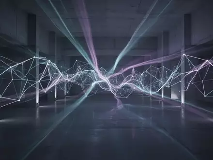 Abstrakte, leuchtende neuronale Netzwerkmuster in einer dunklen, minimalistischen Architekturhalle. - Foto: über boerse-global.de