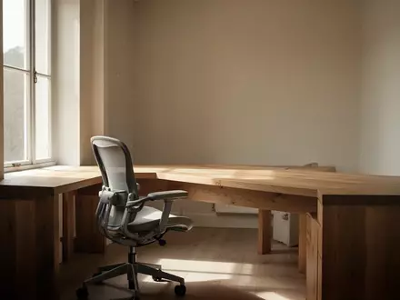 Ein minimalistisch gestalteter Lernraum mit einem Holztisch und natürlichem Lichteinfall durch ein Fenster. - Foto: über boerse-global.de