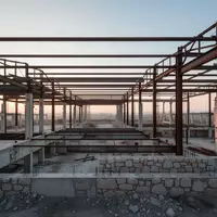 Eine leere, unfertige Baustelle mit Stahlträgern und Betonstrukturen im Dämmerlicht als Symbol für unbesetzte Arbeitsplätze. - Foto: über boerse-global.de