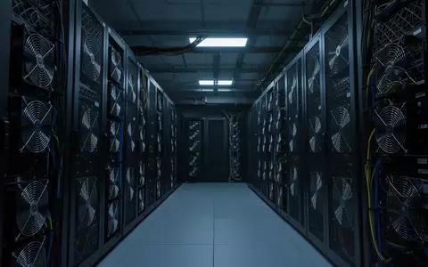 Ein minimalistischer, dunkel gehaltener Serverraum mit technischer Hardware und kühler blauer Beleuchtung. - Foto: über boerse-global.de