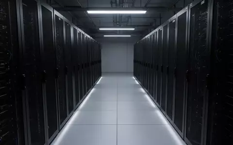 Ein steriler Flur in einem Serverraum mit dunklen, leeren Metallschränken und kühler Beleuchtung. - Foto: über boerse-global.de