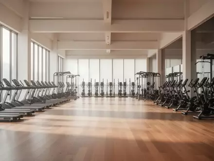 Ein minimalistisch gestalteter, lichtdurchfluteter Fitnessraum mit Holzboden in einer ruhigen, ordentlichen Umgebung. - Foto: über boerse-global.de