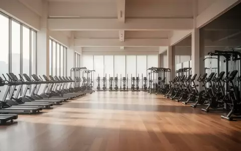 Ein minimalistisch gestalteter, lichtdurchfluteter Fitnessraum mit Holzboden in einer ruhigen, ordentlichen Umgebung. - Foto: über boerse-global.de