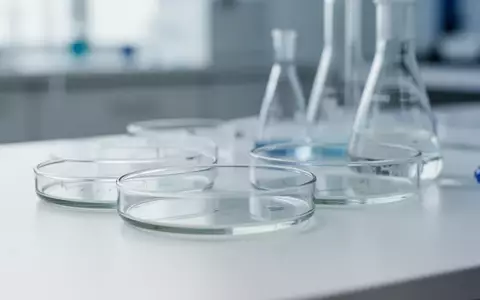 Laborumgebung mit Glasgefäßen und wissenschaftlicher Ausrüstung in einer sterilen, neutralen Umgebung. - Foto: über boerse-global.de