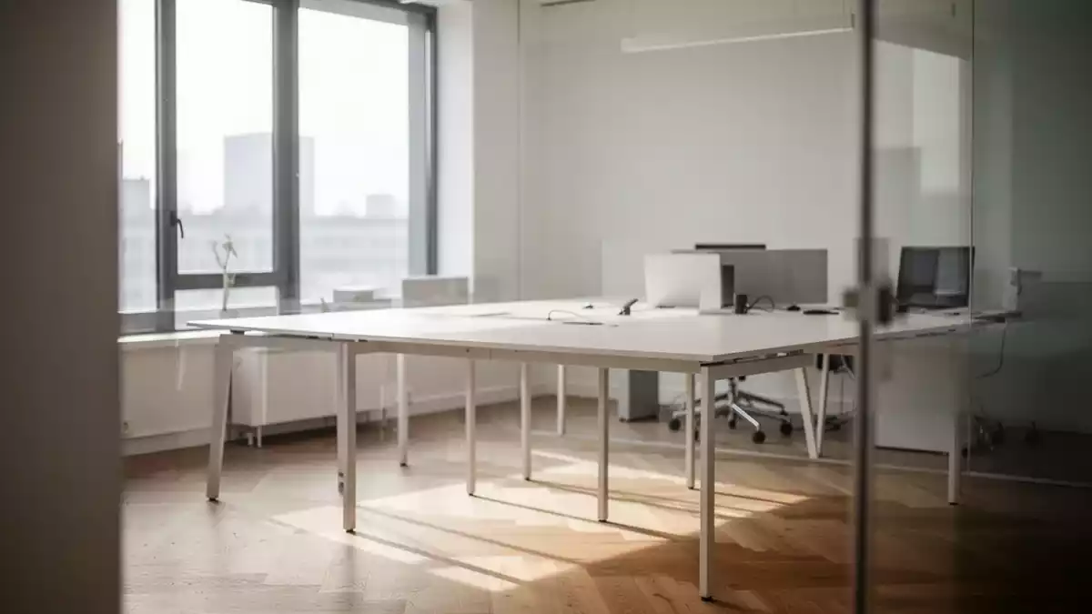 Langes Sitzen: So lassen sich Rückenbeschwerden im Büro vermeiden