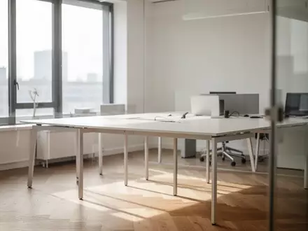 Ein heller, minimalistisch eingerichteter Büroraum mit einem leeren Schreibtisch und einfallendem Tageslicht. - Foto: über boerse-global.de