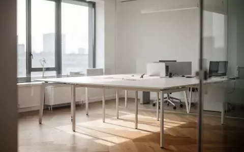Ein heller, minimalistisch eingerichteter Büroraum mit einem leeren Schreibtisch und einfallendem Tageslicht. - Foto: über boerse-global.de