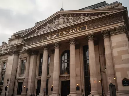 Die historische Fassade des Palais Brongniart in Paris an einem bewölkten Tag. - Foto: über boerse-global.de