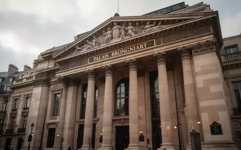 Die historische Fassade des Palais Brongniart in Paris an einem bewölkten Tag. - Foto: über boerse-global.de