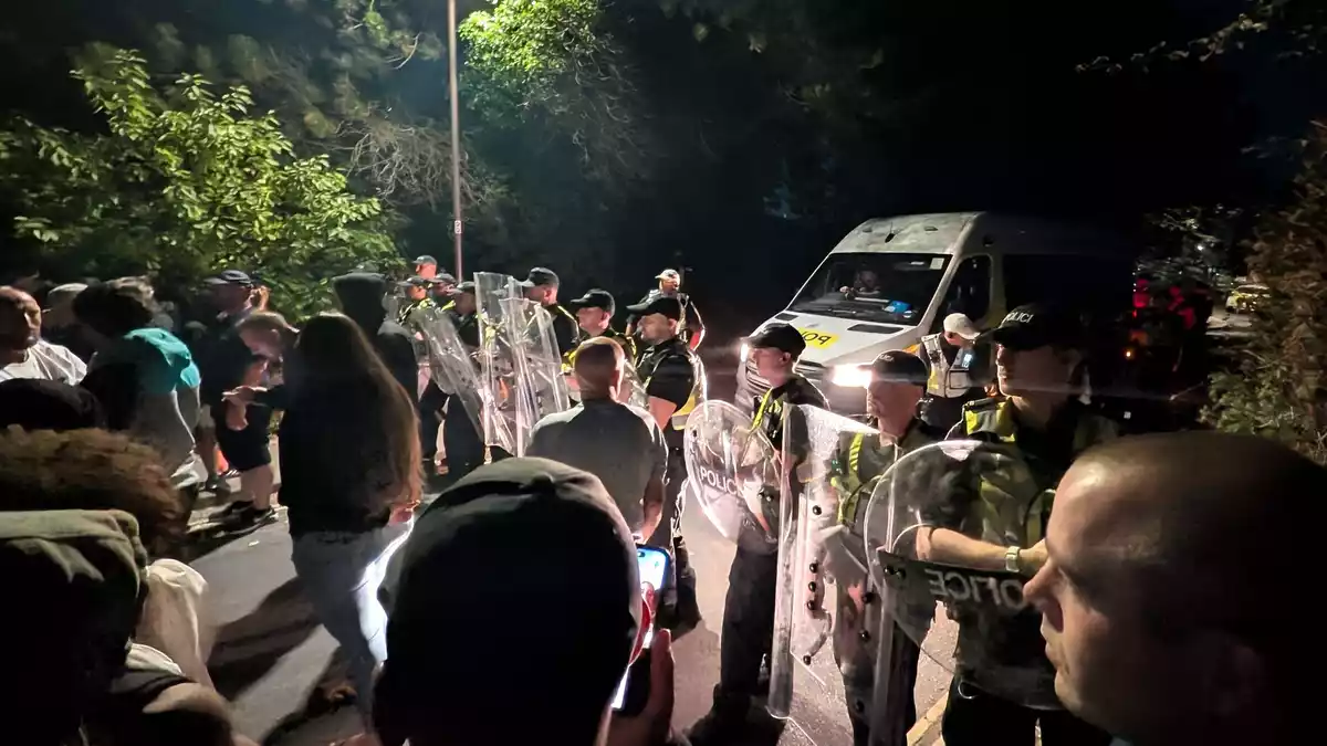 Hunderte rechte Demonstranten blockierten über Nacht Zufahrtswege zum Hafen in Portsmouth, um Bootsmigranten an der Einreise zu hindern. - Bild: --/PA Wire/dpa