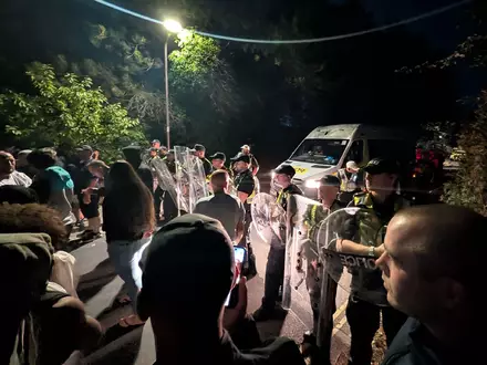 Hunderte rechte Demonstranten blockierten über Nacht Zufahrtswege zum Hafen in Portsmouth, um Bootsmigranten an der Einreise zu hindern. - Foto: --/PA Wire/dpa