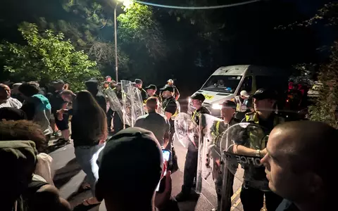 Hunderte rechte Demonstranten blockierten über Nacht Zufahrtswege zum Hafen in Portsmouth, um Bootsmigranten an der Einreise zu hindern. - Foto: --/PA Wire/dpa