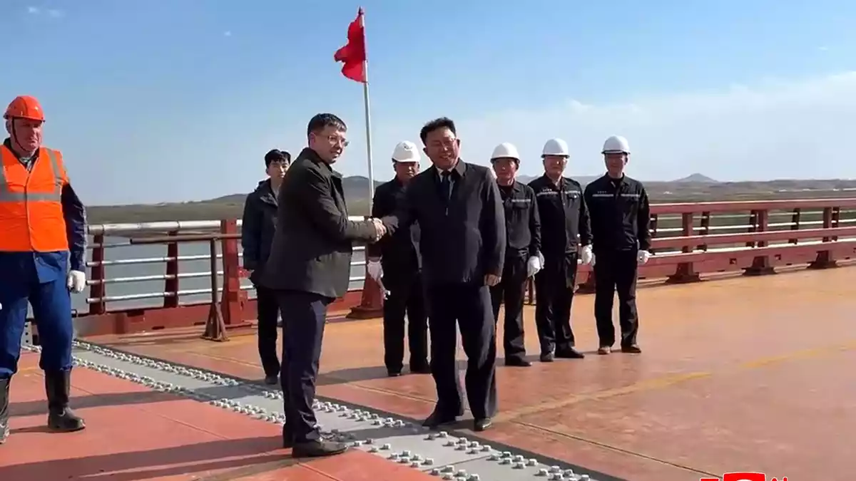 Nordkorea und Russland sind jetzt nach russischen Angaben auch durch eine Straßenbrücke miteinander verbunden. (Archivbild) - Bild: Uncredited/KCNA/KNS/dpa