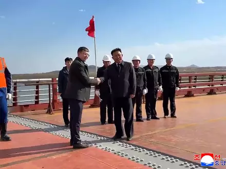 Nordkorea und Russland sind jetzt nach russischen Angaben auch durch eine Straßenbrücke miteinander verbunden. (Archivbild) - Foto: Uncredited/KCNA/KNS/dpa