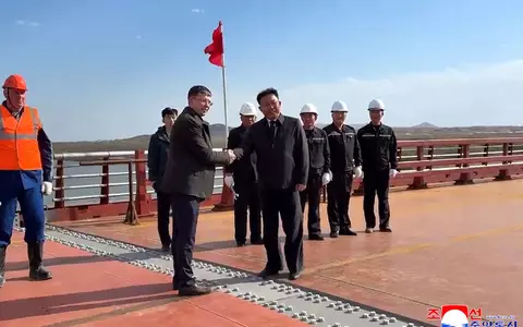 Nordkorea und Russland sind jetzt nach russischen Angaben auch durch eine Straßenbrücke miteinander verbunden. (Archivbild) - Foto: Uncredited/KCNA/KNS/dpa