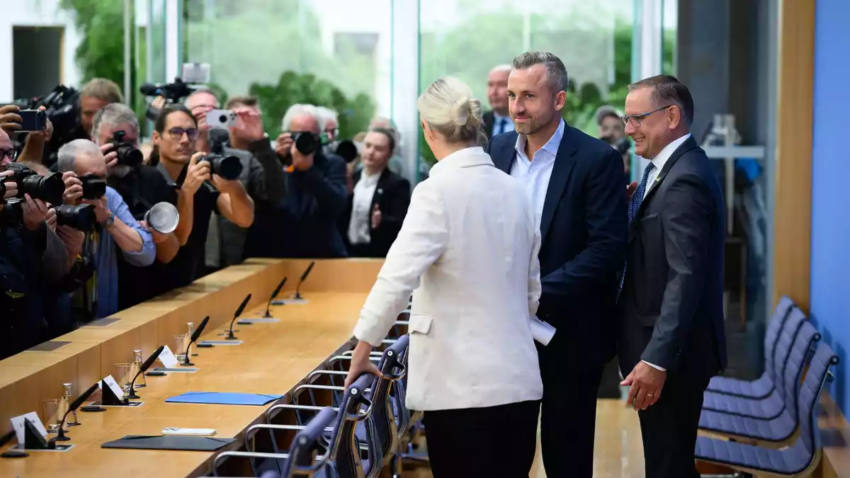 Bei der sogenannten Wahlnachlese der AfD in Berlin am Tag nach der Landtagswahl in Sachsen-Anhalt herrscht Riesenandrang.   - Bild: Bernd von Jutrczenka/dpa