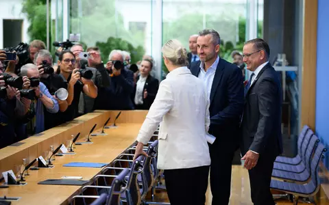 Bei der sogenannten Wahlnachlese der AfD in Berlin am Tag nach der Landtagswahl in Sachsen-Anhalt herrscht Riesenandrang.   - Foto: Bernd von Jutrczenka/dpa