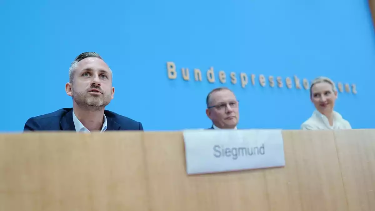AfD-Spitzenkandidat Ulrich Siegmund versucht Abgeordnete anderer Parteien auf die Seite der AfD zu ziehen, damit es für die erste AfD-Regierungsmehrheit in einem Bundesland reicht. Die AfD-Chefs Alice Weidel und Tino Chrupalla erhoffen sich dadurch einen Schub für ihre Partei auch im Bund.  - Bild: Kay Nietfeld/dpa