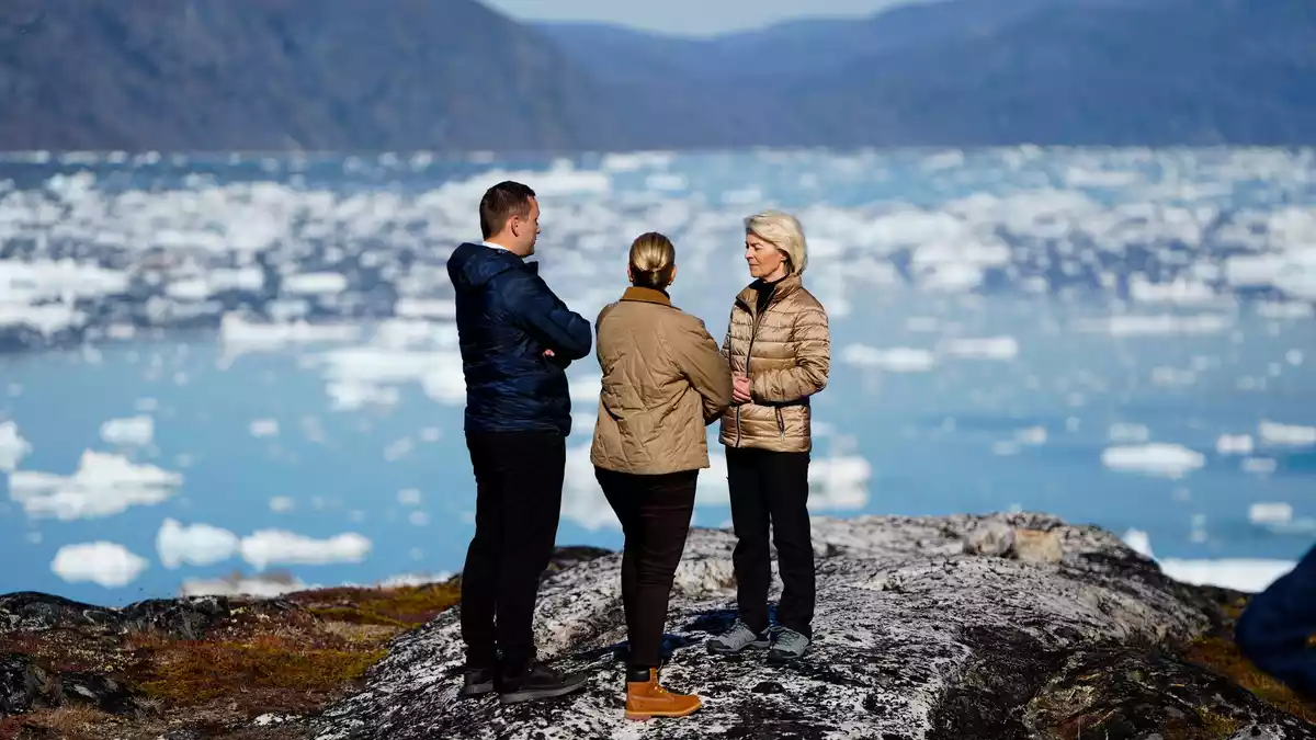 Gespräche vor malerischer Arktis-Kulisse: Neben Ursula von der Leyen (r) wurde auch die dänische Ministerpräsidentin Mette Frederiksen von Grönlands Regierungschef Jens-Frederik Nielsen (l) empfangen. - Bild: Mads Claus Rasmussen/Ritzau Scanpix/AP/dpa