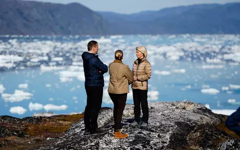 Gespräche vor malerischer Arktis-Kulisse: Neben Ursula von der Leyen (r) wurde auch die dänische Ministerpräsidentin Mette Frederiksen von Grönlands Regierungschef Jens-Frederik Nielsen (l) empfangen. - Foto: Mads Claus Rasmussen/Ritzau Scanpix/AP/dpa