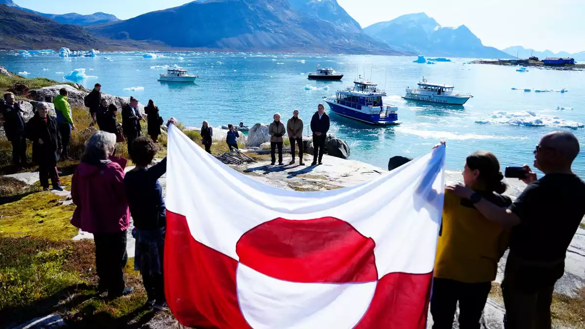 In Qoornoq wurden die Gäste von Einheimischen mit einer Fahne Grönlands begrüßt. - Bild: Mads Claus Rasmussen/Ritzau Scanpix/dpa