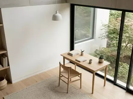 Ein minimalistisch gestalteter, heller Innenraum mit klaren architektonischen Linien und natürlichem Lichteinfall. - Foto: über boerse-global.de