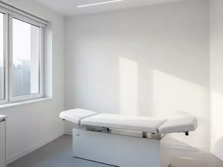 Ein heller, minimalistischer Untersuchungsraum in einer modernen Praxis mit einfallendem Tageslicht. - Foto: über boerse-global.de