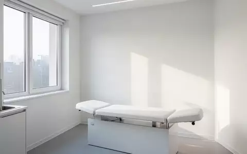 Ein heller, minimalistischer Untersuchungsraum in einer modernen Praxis mit einfallendem Tageslicht. - Foto: über boerse-global.de