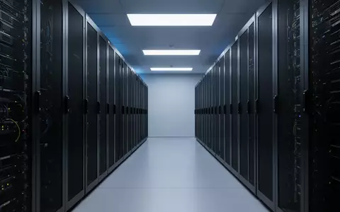 Ein aufgeräumter, moderner Serverraum mit dunklen Schaltschränken in einer stillen, professionellen Arbeitsumgebung. - Foto: über boerse-global.de
