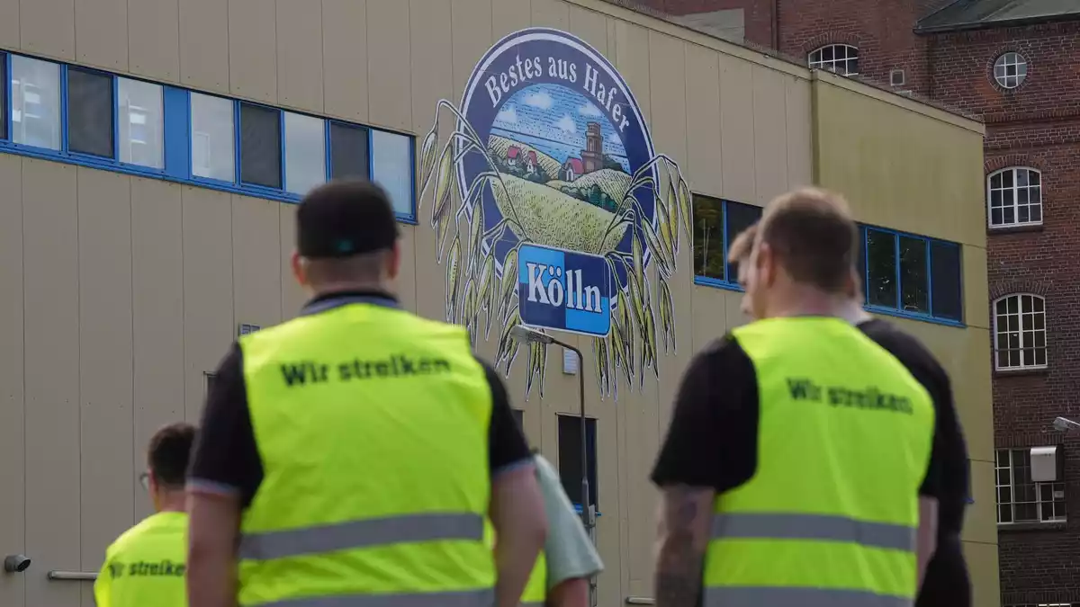 Beschäftigte von Kölln sammeln sich zu einer Streikkundgebung vor dem Werk. - Bild: Marcus Brandt/dpa