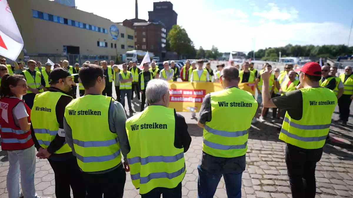 Beschäftigte von Kölln nehmen an einer Streikkundgebung vor dem Werk teil. - Bild: Marcus Brandt/dpa