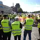 Beschäftigte von Kölln nehmen an einer Streikkundgebung vor dem Werk teil. - Bild: Marcus Brandt/dpa
