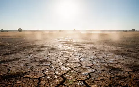 Hitzeflimmern über ausgetrocknetem Boden während einer sommerlichen Hitzewelle in einer ländlichen Umgebung - Foto: über boerse-global.de