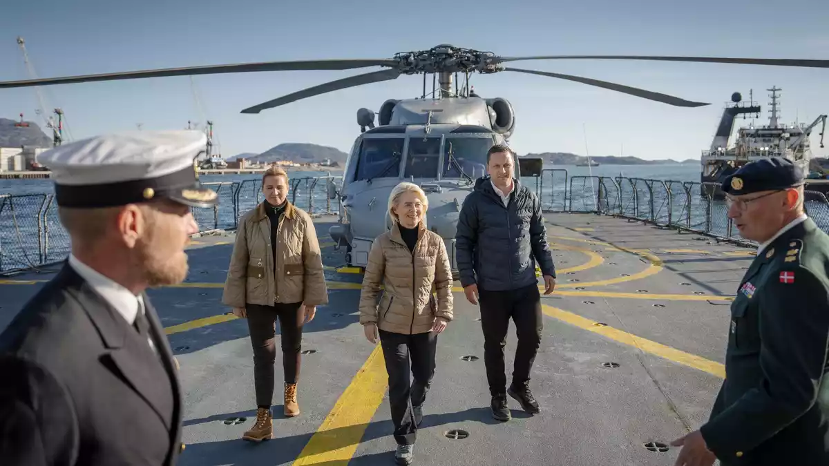 Neben der Schifffahrt durch die arktische Landschaft stand auch der Besuch auf einem Patrouillenschiff der dänischen Streitkräfte auf dem Programm. - Bild: Mads Claus Rasmussen/Ritzau Scanpix Foto/AP/dpa
