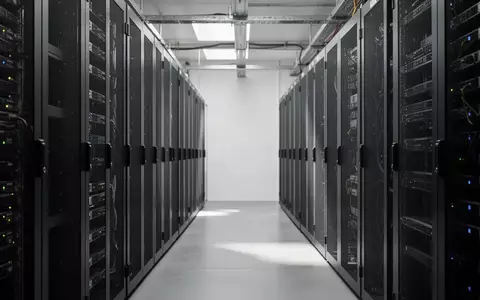 Reihen von leeren Server-Racks in einem modernen, minimalistischen Serverraum bei natürlichem Licht. - Foto: über boerse-global.de