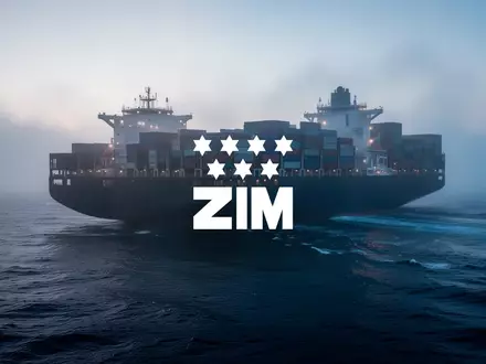 Ein großes Containerschiff auf nebliger See, das die maritime Logistikbranche und globale Handelsströme symbolisiert. - Foto: über boerse-global.de
