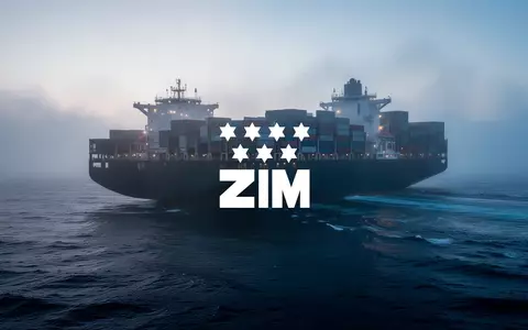 Ein großes Containerschiff auf nebliger See, das die maritime Logistikbranche und globale Handelsströme symbolisiert. - Foto: über boerse-global.de