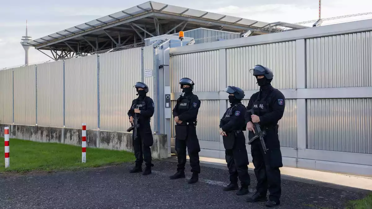 Scharfe Sicherheitsvorkehrungen am Prozessgebäude. - Bild: Rolf Vennenbernd/dpa
