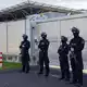 Scharfe Sicherheitsvorkehrungen am Prozessgebäude. - Bild: Rolf Vennenbernd/dpa