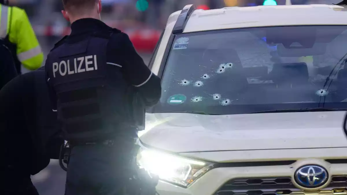 Zehn Einschusslöcher: Das Taxi am Tatort. (Archivbild) - Bild: Henning Kaiser/dpa