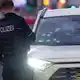 Zehn Einschusslöcher: Das Taxi am Tatort. (Archivbild) - Bild: Henning Kaiser/dpa