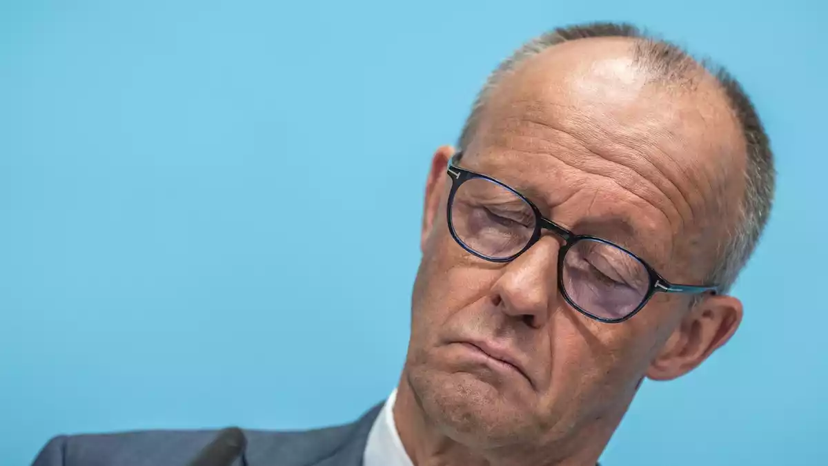 Merz gibt sich nach dem Wahldebakel erschüttert und selbstkritisch. - Bild: Michael Kappeler/dpa