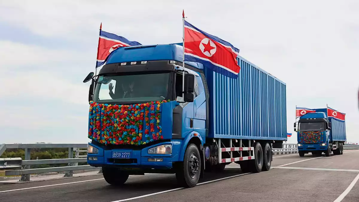 Die neue Straßenverbindung im Fernen Osten zwischen Nordkorea und Russland ist für den Güterverkehr zwischen den beiden Staaten wichtig. - Bild: Dmitry Ignatenko/Government of Primorsky Krai Region via AP/dpa